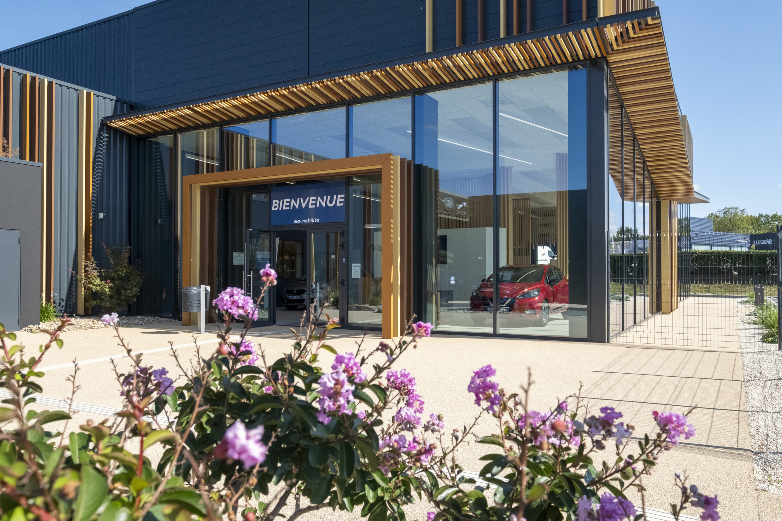 Découvrez notre concession Ma Mobilité ! Située au cœur de La Rochelle, notre concession vous propose un large choix de véhicules d'occasion récents et soigneusement contrôlés. Tous nos modèles sont en excellent état, prêts à prendre la route en toute sérénité. Venez trouver la voiture qui vous correspond chez Ma Mobilité.